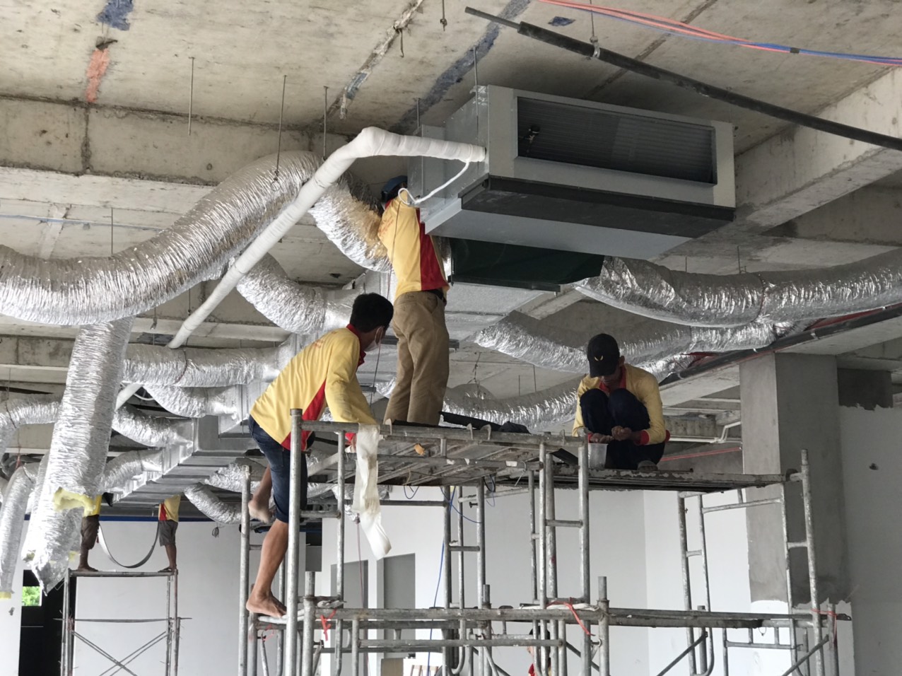 Lắp đặt hệ thống máy điều hòa công nghiệp LG.